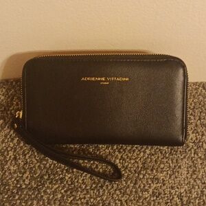 Adrienne Vittadini black accordion charging unit wristlet womens' wallet